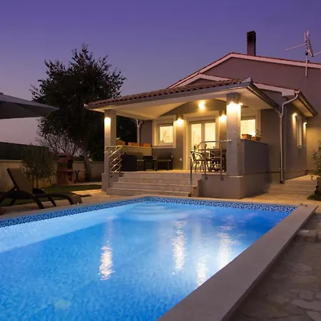 Vila Dejana Βίλα *