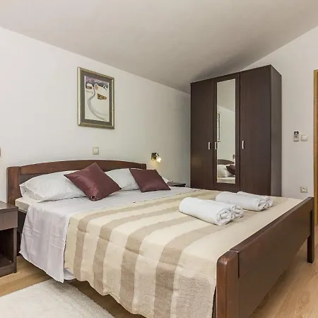 Vila Dejana * Šišan